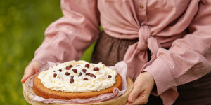 Beitragsbild des Blogbeitrags ‚FAIRLIEBT‘ INS HERBSTLICH SÜSSE WOCHENENDE! Pastinakenkuchen mit Kokos, Cranberries und Frischkäsecreme 