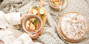 Beitragsbild des Blogbeitrags HYGGELIGER BRUNCH MIT SERENDIPITY ORGANICS! Birnen Pie mit Himmelsdecke & Schoko Smoothie Bowl mit karamellisierten Birnen 