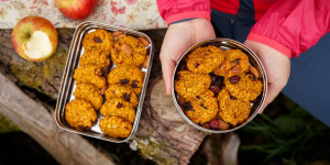 Beitragsbild des Blogbeitrags NACHHALTIG GESUNDE RADTOUR MIT VAUDE! Kürbis-Cookies mit Cranberries als Kraftproviant im Gepäck
