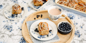 Beitragsbild des Blogbeitrags GLÜCKSMOMENTE IM SÜSS GEDECKTEN BETT! Zitronen-Mohn-Schnecken mit Frischkäsefüllung und Zitronenglasur 