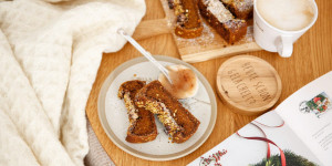 Beitragsbild des Blogbeitrags EIN LEBEN VOLLER LIEBE! Veganer Kürbiskuchen mit winterlichen Gewürzen und Walnüssen 
