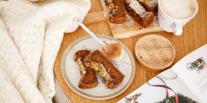 Beitragsbild des Blogbeitrags EIN LEBEN VOLLER LIEBE! Veganer Kürbiskuchen mit winterlichen Gewürzen und Walnüssen