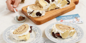 Beitragsbild des Blogbeitrags PERFEKT EINGEROLLT DURCH DIE KALTE JAHRESZEIT! Winterliche Maronencreme Biskuitroulade