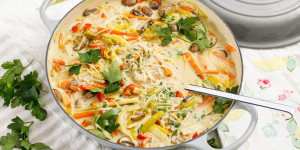 Beitragsbild des Blogbeitrags WOHLFÜHLSUPPE ZUM IN DEN URLAUB TRÄUMEN! Thailändische Kokossuppe mit Reisnudeln (Tom Kha Gai in vegan)