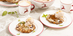 Beitragsbild des Blogbeitrags WIR ZAUBERN UNS EINE KUSCHELIGE ZEIT! Herbstliche Mini -Birnen-Galettes mit Maronen-Zimteis