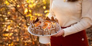 Beitragsbild des Blogbeitrags ZAUBER DER ADVENTSZEIT! Lebkuchenstadt Cheesecake mit Äpfeln + Fair Fashion Empfehlung für Groß & Klein