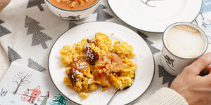 Beitragsbild des Blogbeitrags WOHLIGES HÜTTENFEELING FÜR ZUHAUSE! Fluffiger Polenta-Ricotta-Schmarren mit Bratapfelmus 