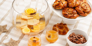Beitragsbild des Blogbeitrags WEIHNACHTSMARKT-FEELING FÜR ZUHAUSE! Kanellbullar, Gebrannte Mandeln und Apfel-Orangen-Glühwein