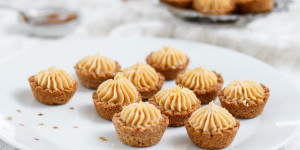 Beitragsbild des Blogbeitrags TRAUMNASCHEREI – MIT EINEM HAPS IM MUND! Kleine Karamell-Creme-Törtchen mit Zitronenzucker