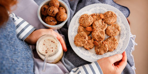 Beitragsbild des Blogbeitrags BEWUSST NASCHEN! ‚Cookie Dough‘ Bällchen, Orangen-Mandel-Plätzchen, Bananen-Power-Cookies & Apfel-Chai-Latte