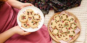 Beitragsbild des Blogbeitrags DIE ULTIMATIVEN HOLLY JOLLY CHRISTMAS COOKIES! Vanille Shortbread mit weihnachtlicher Verzierung 