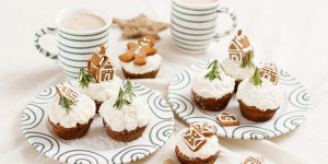 Beitragsbild des Blogbeitrags VERSCHNEITE WEIHNACHTS-CUPCAKES! Mohntörtchen mit Powidlfüllung und Kokos-Cremehäubchen