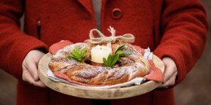 Beitragsbild des Blogbeitrags EIN GESCHENK, DAS VON SÜSSEM HERZEN KOMMT! Dinkel Couronne mit saftiger Dattel-Nuss-Füllung