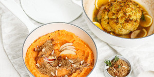 Beitragsbild des Blogbeitrags WUNDERVOLLE GEMÜSEKÜCHE! Gebackener Karfiol aus dem Ofen mit Mandel-Crunch und Süßkartoffel-Püree