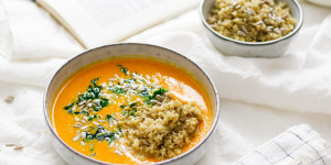 Beitragsbild des Blogbeitrags HIMMLISCHE SONNENSUPPE! mit Karotten, Paprika und Kurkuma & Sonnenblumen-Quinoa und Petersilienöl