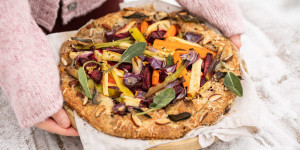 Beitragsbild des Blogbeitrags BUNTE WINTERGEMÜSE GALETTE MIT SALBEI – zum Träumen, Genießen und glücklich sein! 