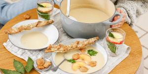 Beitragsbild des Blogbeitrags WINTERWONDERLAND KUSCHELMOMENTE! Geröstete Sellerie-Apfel-Suppe mit Dinkel-Käsestangerl 