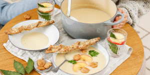 Beitragsbild des Blogbeitrags WINTERWONDERLAND KUSCHELMOMENTE! Geröstete Sellerie-Apfel-Suppe mit Dinkel-Käsestangerl