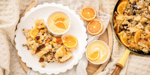 Beitragsbild des Blogbeitrags HIMMLISCH WINTERLICH SÜSSER OFENZAUBER! Sauerrahm-Hirse-Schmarren mit Blutorangen-Creme