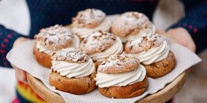 Beitragsbild des Blogbeitrags BIST DU AUCH EIN TRAUMHAFT SÜSSER ‚SEMLORD‘? Schwedische Marzipankrapfen mit Vanillecreme