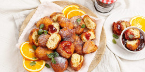 Beitragsbild des Blogbeitrags ZUM GLÜCKLICHEN REINBEISSEN! Fluffige Ricotta-Bällchen mit Erdbeer-Walderdbeer-Konfitüre