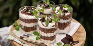 Beitragsbild des Blogbeitrags PURES DESSERTGLÜCK ZUM LÖFFELN! Himmlischer Schokoladen-Pfefferminz-Trifle 