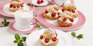 Beitragsbild des Blogbeitrags SÜSSER AUSDRUCK DER LIEBE! Valentinstags-Brandteigkrapferl mit Cheesecake-Creme und Himbeeren