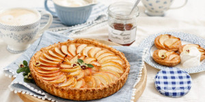 Beitragsbild des Blogbeitrags FRANZÖSISCH BACKEN MIT LIEBE! Feine Apfeltarte mit Quitten-Gelee