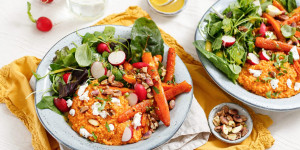 Beitragsbild des Blogbeitrags BUNTE FRÜHLINGSBOWL! Hirserisotto mit Ziegenfrischkäse, gerösteten Karotten, Salat mit Senf-Dressing und Pistazien 