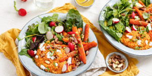 Beitragsbild des Blogbeitrags BUNTE FRÜHLINGSBOWL! Hirserisotto mit Ziegenfrischkäse, gerösteten Karotten, Salat mit Senf-Dressing und Pistazien