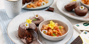 Beitragsbild des Blogbeitrags VEGAN & KLIMANEUTRAL BACKEN MIT NATURATA! Zartbitter Schokoküchlein mit Apfel-Ingwer-Ragout