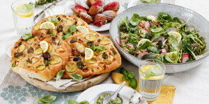 Beitragsbild des Blogbeitrags FAMILIEN FRÜHLINGSBRUNCH! Kartoffel-Focaccia mit Radieschengrün-Pesto, Grüner Couscous-Salat & Zitronen-Madeleines