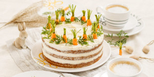 Beitragsbild des Blogbeitrags KINDHEITSKLASSIKER IM NEUEN LOOK! Karottenkuchen Naked Cake mit Frischkäsecreme
