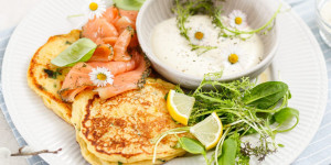 Beitragsbild des Blogbeitrags SO SCHMECKT DER FRÜHLING! Kartoffel-Pancakes mit Graved Lachs, Senfcreme und Frühlingssalat 