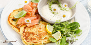 Beitragsbild des Blogbeitrags SO SCHMECKT DER FRÜHLING! Kartoffel-Pancakes mit Graved Lachs, Senfcreme und Frühlingssalat