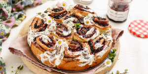 Beitragsbild des Blogbeitrags EIN FRÜHLING VOLLER ZUVERSICHT! Brombeer-Mohn-Schnecken mit Zitronen-Frischkäse-Glasur