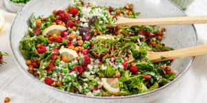 Beitragsbild des Blogbeitrags EINE PORTION SALATPOWER! Karfiol-Tabouleh mit Erbsen, Kichererbsen-Mandel-Crunch und Beeren-Dressing