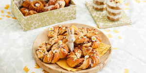Beitragsbild des Blogbeitrags VEGANE OSTERNASCHEREIEN FÜR GROSS & KLEIN! Karottenkuchen im Glas & Oster-Nusskringel 