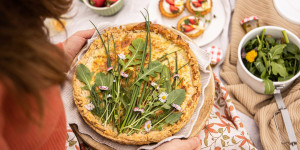 Beitragsbild des Blogbeitrags SERENDIPITY – EIN LEBEN VOLLER GLÜCKLICHER ZUFÄLLE UND TRÄUME! Frühlingswiesen-Quiche & Zitronen-Olivenöl-Küchlein