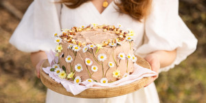 Beitragsbild des Blogbeitrags COFFEE FLOWER CAKE! Frühlingswiesen-Traumtorte mit Pistazien und Kaffeecreme & Fair Fashion Empfehlung
