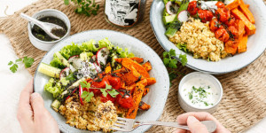 Beitragsbild des Blogbeitrags FÜR MEHR ‚POPPIES‘ IN UNSEREM LEBEN! Bunte Veggie-Hirse-Bowl mit Mohn-Dressing