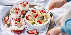 Beitragsbild des Blogbeitrags MIT EINEM ZARTEN SCHUSS PFEFFI BERLIN! Beeren-Tiramisu mit weißer Schokolade und Pfefferminzlikör 