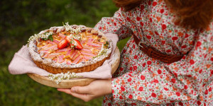 Beitragsbild des Blogbeitrags ICH WILL BEWUSSTSEIN, TRANSPARENZ, WERTSCHÄTZUNG! Rhabarber-Vanille-Tarte mit Honig und Mandeln