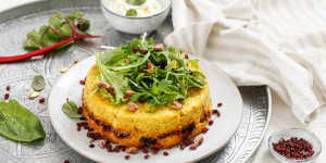 Beitragsbild des Blogbeitrags LUST AUF TAHCHIN? Traditioneller Reiskuchen mit Safran und Berberitzen – ein Rezept aus der Küche Persiens