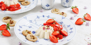Beitragsbild des Blogbeitrags PORZELLAN- UND DESSERTVERLIEBT MIT ROYAL COPENHAGEN! Rosen-Panna Cotta mit Erdbeeren und Pistazien-Cookies 