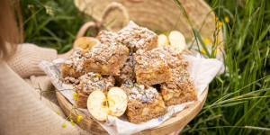 Beitragsbild des Blogbeitrags RAINDROPS ARE FALLING ON MY CAKE! Apfel-Baiser-Kuchen mit Zimtstreusel für ein kuschliges Frühlingswochenende 