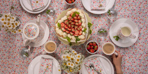 Beitragsbild des Blogbeitrags EIN BLUMIG SÜSSER TISCH MIT GREENGATE! Unsere geliebte Erdbeer-Herztorte, die es immer im Mai gibt