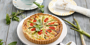 Beitragsbild des Blogbeitrags EIN KLASSIKER AM FRÜHLINGSTISCH! Spargelquiche mit getrockneten Tomaten und Parmesan 