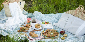 Beitragsbild des Blogbeitrags THE CALM WAY OF LIVING! Sommerabend-Magie mit Dinkel-Saaten-Bagels mit Ziegenfrischkäse & Apfel-Walnuss-Cookies