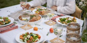 Beitragsbild des Blogbeitrags WIR FEIERN MIDSOMMER IM GARTEN! Ziegenkäse-Kräuter-Brötchen & fruchtiger Sommersalat mit Gurke und Walnüsse